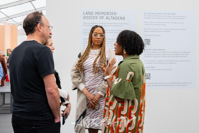 Land Memories-Voices of Altadena는 Black Trustee Alliance와 협력하여 Frieze Los Angeles 2025에서 선보였습니다. 사진- Casey Kelbaugh. 제공-Frieze 및 CKA