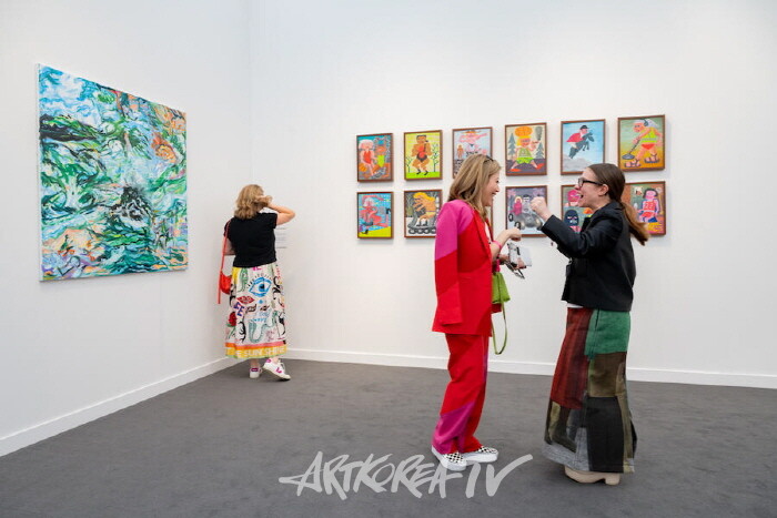 Silverlens, Frieze Los Angeles 2025. 사진-Casey Kelbaugh. 제공-Frieze 및 CKA