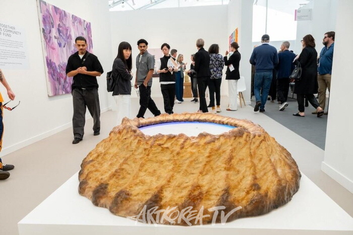 Victoria Miro 갤러리가 주최하는 LA Arts Community Fire Relief Fund를 위한 Galleries Together, Frieze Los Angeles 2025. 사진-Casey Kelbaugh. 제공-Frieze 및 CKA