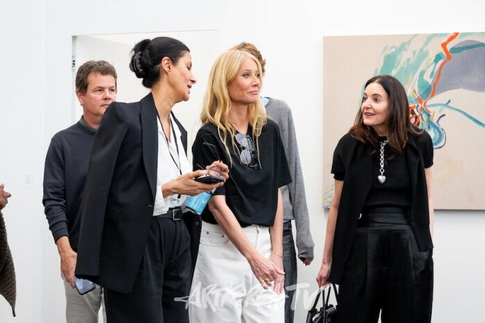 귀네스 팰트로와 친구들, 프리즈 로스앤젤레스 2025. 사진-케이시 켈바우. 제공-프리즈와 CKA