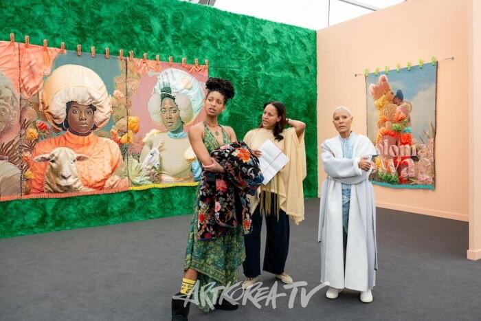 제이다 핑킷 스미스와 윌로우 스미스, 프리즈 로스앤젤레스 비엘메터, 프리즈 로스앤젤레스 2025. 사진-케이시 켈바우. 제공-프리즈와 CKA