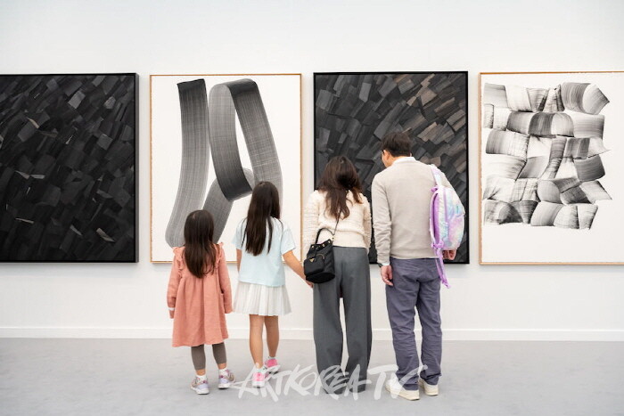 조현 갤러리, 프리즈 로스앤젤레스 2025. 사진-케이시 켈바우. 제공-프리즈 및 CKA