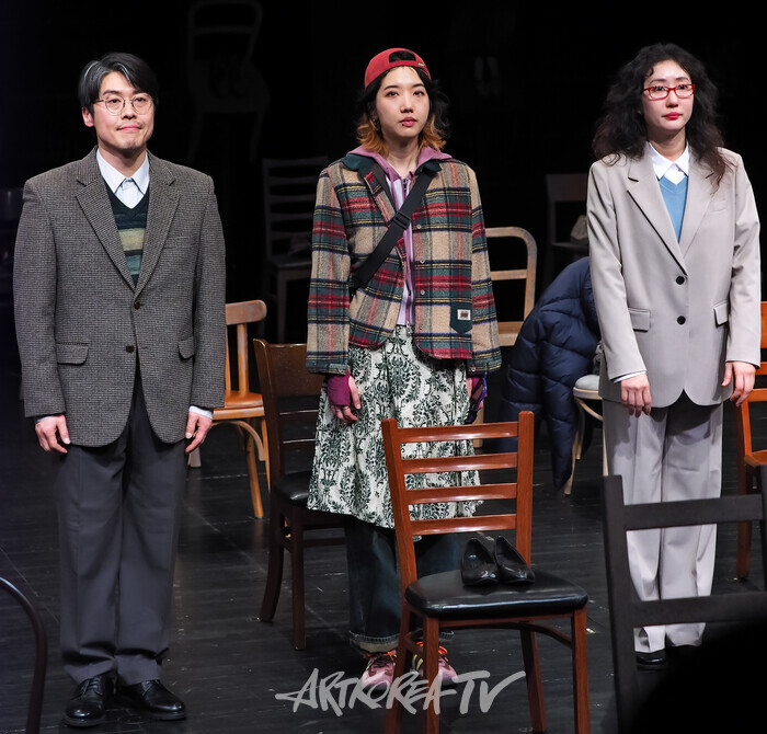 연극 '닐 암스트롱이 달에 갔을 때' 커튼콜(사진 왼쪽부터 송철호-이세영-문현정) 2025.02.26 사진 ⓒ아트코리아방송 이용선 기자