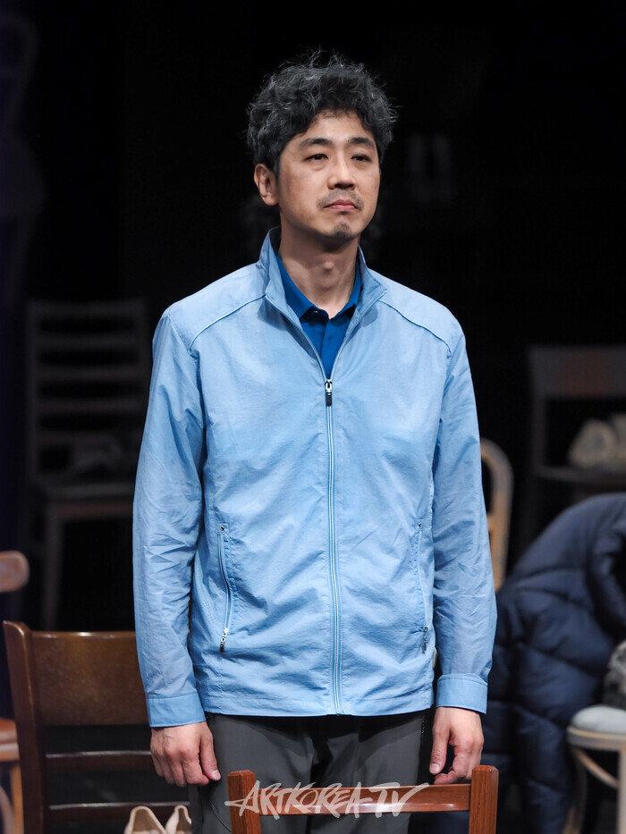 연극 '닐 암스트롱이 달에 갔을 때' 커튼콜(임윤상 역 이윤재) 2025.02.26 사진 ⓒ아트코리아방송 이용선 기자