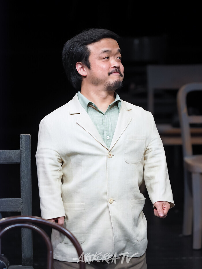 연극 '닐 암스트롱이 달에 갔을 때' 커튼콜(김오수 역 신강수) 2025.02.26 사진 ⓒ아트코리아방송 이용선 기자