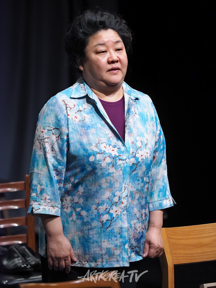 연극 '닐 암스트롱이 달에 갔을 때' 커튼콜(김선자 역 김정아) 2025.02.26 사진 ⓒ아트코리아방송 이용선 기자