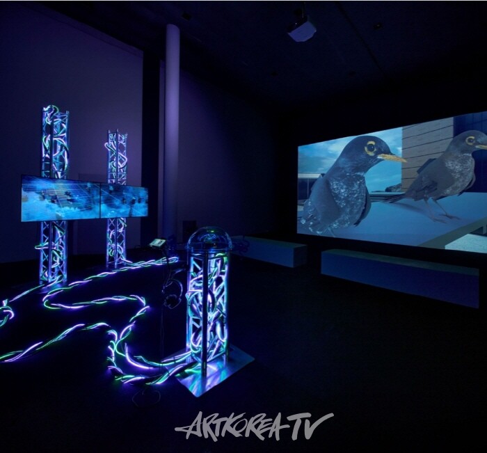 정혜선-육성민, '필라코뮤니타스', 2022, 트러스, LED 스트라이프 외 혼합재료, 2채널 HD 비디오 컬러, 스테레오 사운드, 08-30, 가변크기