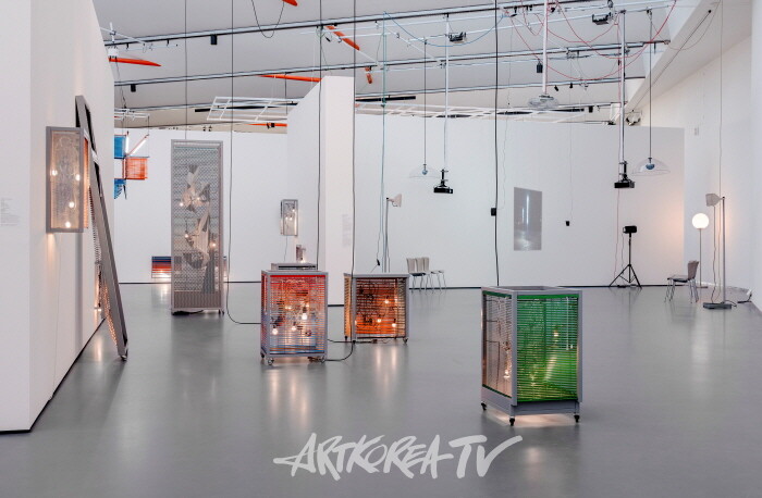 《양혜규: 윤년》 전시전경네덜란드 쿤스트할 로테르담, 2025Courtesy of the artist사진: Marco De Swart이미지 제공: 국제갤러리