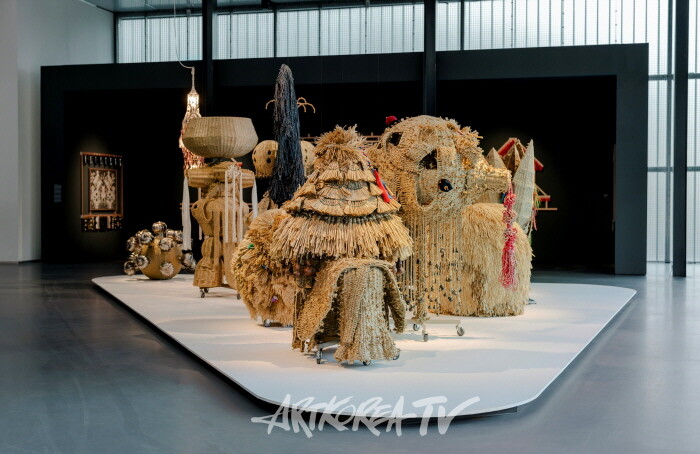 《양혜규: 윤년》 전시전경네덜란드 쿤스트할 로테르담, 2025Courtesy of the artist사진: Marco De Swart이미지 제공: 국제갤러리