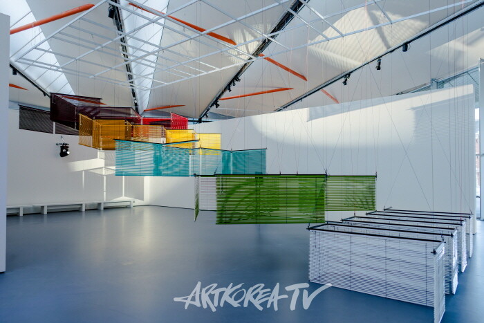 《양혜규: 윤년》 전시전경네덜란드 쿤스트할 로테르담, 2025Courtesy of the artist사진: Marco De Swart이미지 제공: 국제갤러리