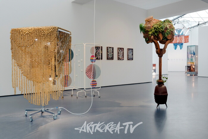 《양혜규: 윤년》 전시전경네덜란드 쿤스트할 로테르담, 2025Courtesy of the artist사진: Marco De Swart이미지 제공: 국제갤러리