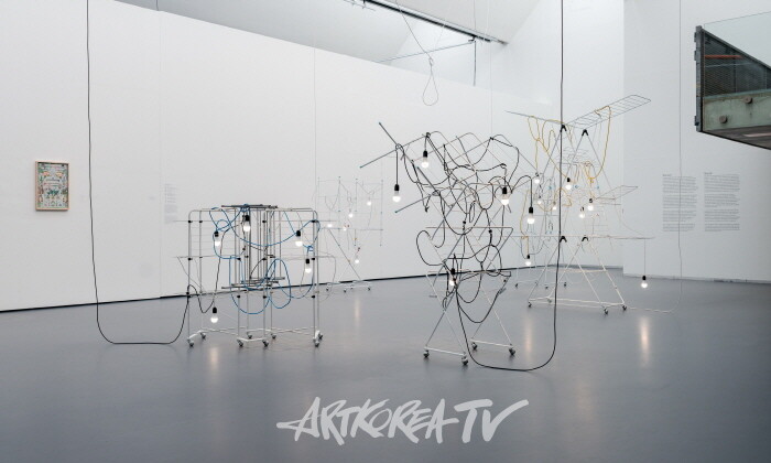 《양혜규: 윤년》 전시전경네덜란드 쿤스트할 로테르담, 2025Courtesy of the artist사진: Marco De Swart이미지 제공: 국제갤러리