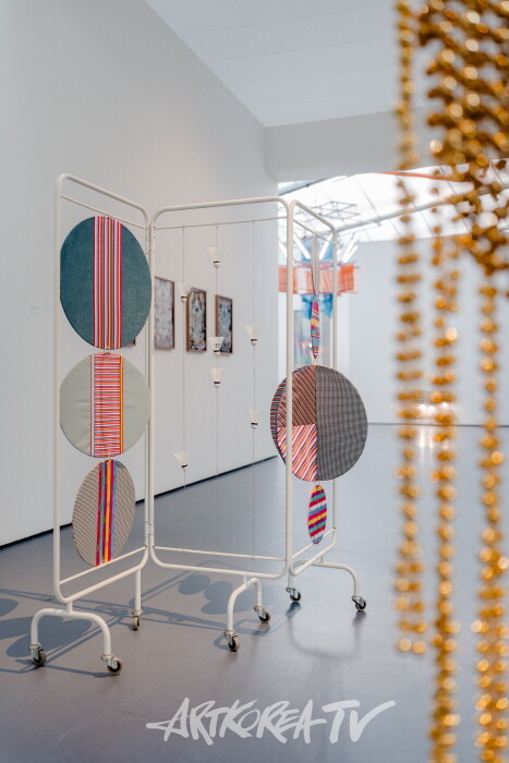 《양혜규: 윤년》 전시전경네덜란드 쿤스트할 로테르담, 2025Courtesy of the artist사진: Marco De Swart이미지 제공: 국제갤러리