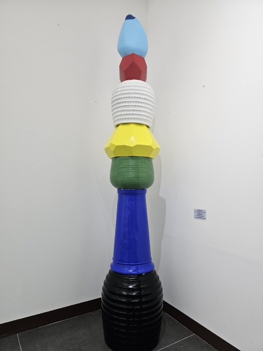 Name:Sophie Oh Title: NS4INSTL01(MONA LISA)Size:177.7x55.0cmMaterial:Mixed media Year:2024-사진 소피 오 작가 제공