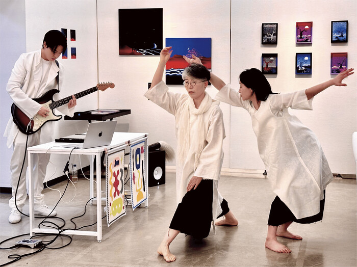 디자인아트페어 2024 라이브 퍼포먼스(뮤지션: 양동욱, 아티스트: 최루시아, 박시우) 제공 마이아트예술기획연구소