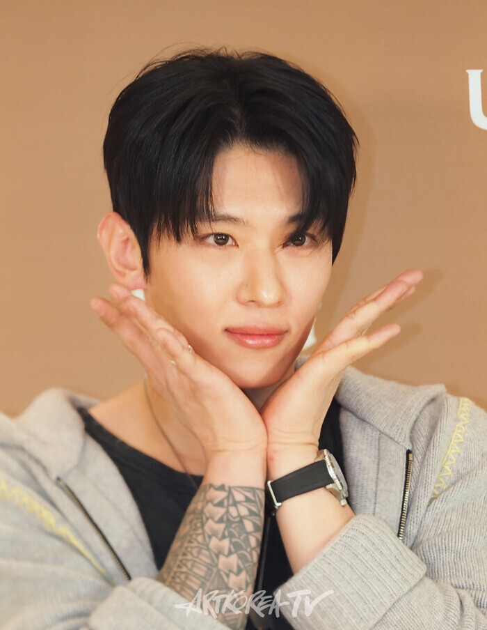 어그(UGG) 도산 플래그십스토어 오픈 기념 포토월 행사(덱스) 2025.03.20 사진 ⓒ아트코리아방송 이용선 기자