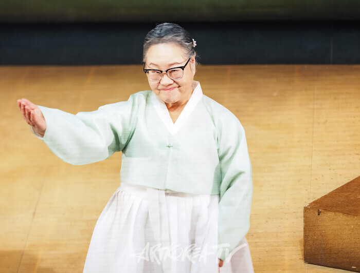 연극 '통속소설이 머 어때서?!'커튼콜. 2025.03.22 사진 ⓒ아트코리아방송 이용선 기자​