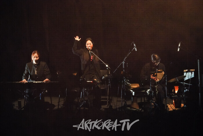 연극 '통속소설이 머 어때서?!'커튼콜(음악그룹 더튠). 2025.03.22 사진 ⓒ아트코리아방송 이용선 기자​