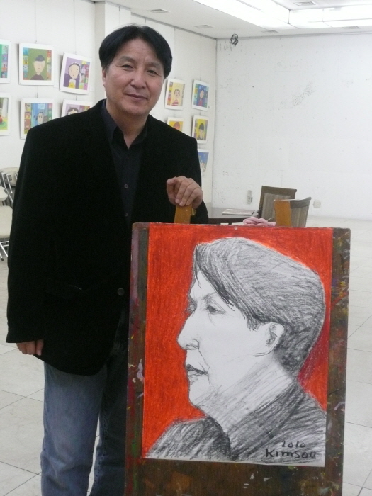 김흥수 작가가 김종근 미술평론가의 초상화를 그려주었다.