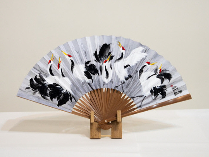 Huang Tzu-Ying의 출품작품인 디지털 프린트 접이식 부채 ‘Elegant Crane Movement’(제공=Kasashima Gallery)