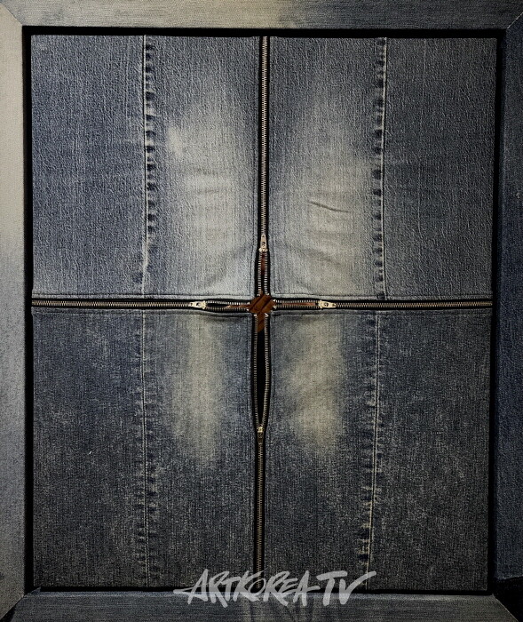 신희성 국제현대예술협회 회장상 Cress 2025 60.6×72.7cm Aluminum Canvas. Denim, Mirror & Ziper