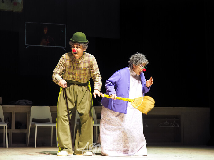 연극 '코믹' 프레스콜(에피소드- 내 안경 어데 있노?) 2025.03.28 사진 ⓒ아트코리아방송 이용선 기자​