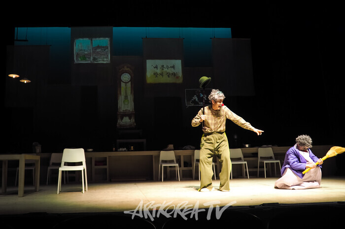 연극 '코믹' 프레스콜(에피소드- 내 안경 어데 있노?) 2025.03.28 사진 ⓒ아트코리아방송 이용선 기자​