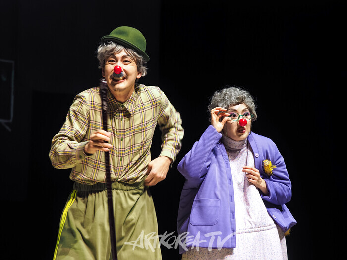 연극 '코믹' 프레스콜(에피소드- 내 안경 어데 있노?) 2025.03.28 사진 ⓒ아트코리아방송 이용선 기자​