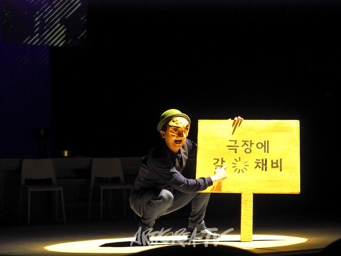 연극 '코믹' 프레스콜(에피소드- 극장에 갈 채비) 2025.03.28 사진 ⓒ아트코리아방송 이용선 기자​