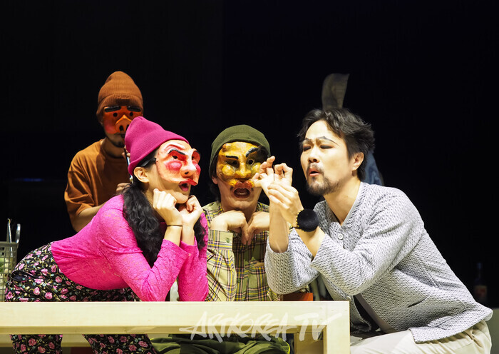 연극 '코믹' 프레스콜(에피소드- 극장에 갈 채비) 2025.03.28 사진 ⓒ아트코리아방송 이용선 기자​