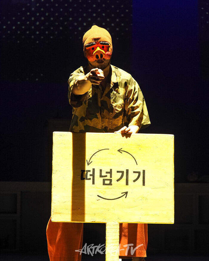 연극 '코믹' 프레스콜(에피소드- 떠넘기기) 2025.03.28 사진 ⓒ아트코리아방송 이용선 기자​