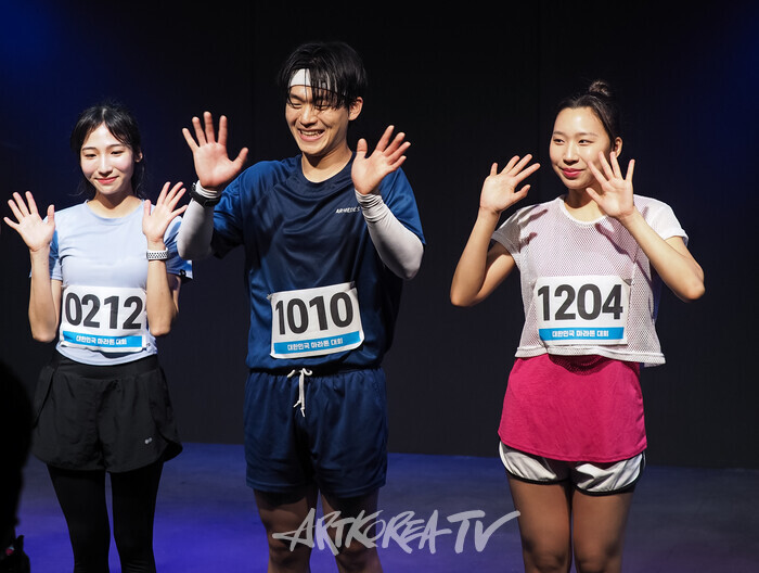 연극 '다시뛴다' 커튼콜(사진 왼쪽부터 임예윤-남해찬-김비선) 2025.03.28 사진 ⓒ아트코리아방송 이용선 기자​