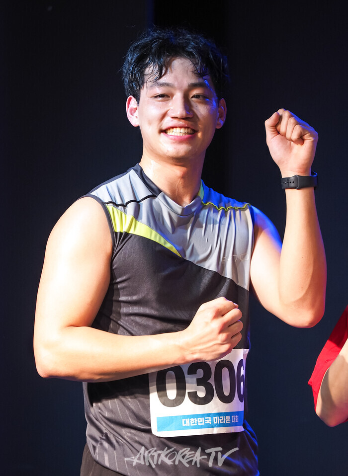 연극 '다시뛴다' 커튼콜(민혁 역 윤상민) 2025.03.28 사진 ⓒ아트코리아방송 이용선 기자​