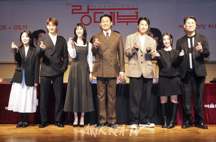  연극 '랑데부' 기자간담회(사진 왼쪽부터 김하리-최민호-이수경-박성웅-박건형-범도하- Yossef K.  연출) 2025.04.01 사진 ⓒ아트코리아방송 이용선 기자​