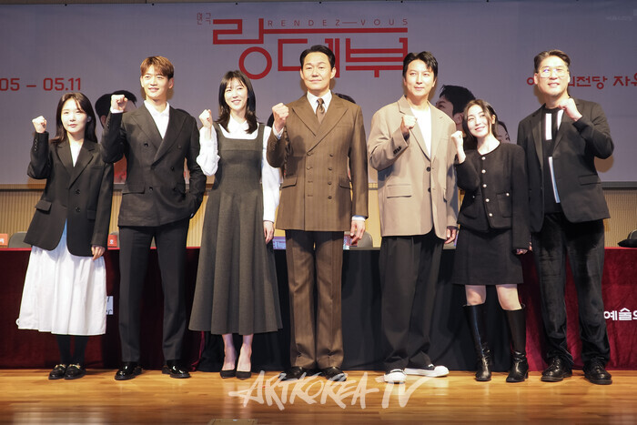 연극 '랑데부' 기자간담회(사진 왼쪽부터 김하리-최민호-이수경-박성웅-박건형-범도하- Yossef K.  연출) 2025.04.01 사진 ⓒ아트코리아방송 이용선 기자​