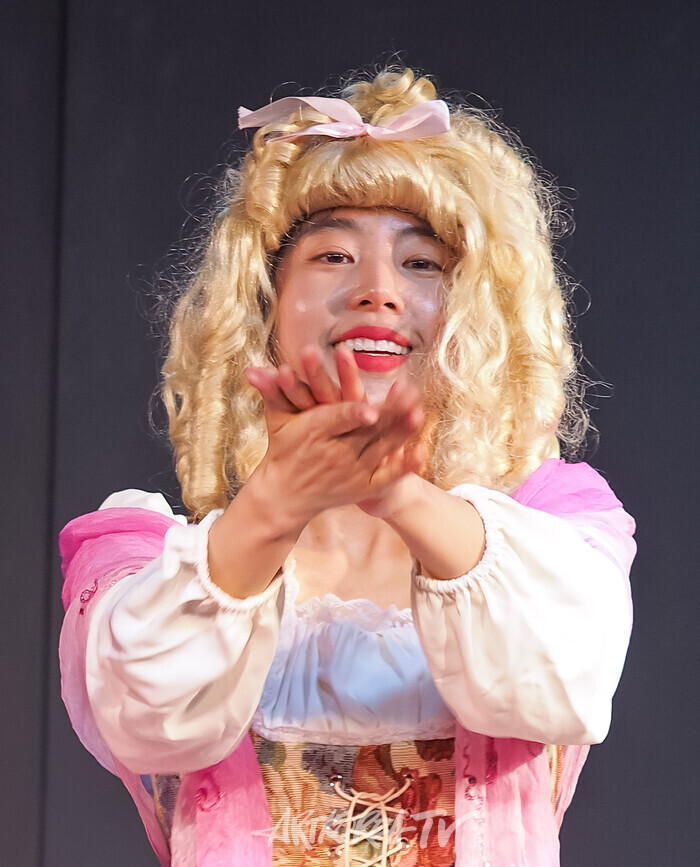 연극 '체홉 코메디' 커튼콜(박소영) 2025.04.02 사진 ⓒ아트코리아방송 이용선 기자​