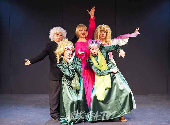 연극 '체홉 코메디'(박소영, 박인옥, 정연주, 민사빈, 박하린) 2025.04.02 사진 ⓒ아트코리아방송 이용선 기자​