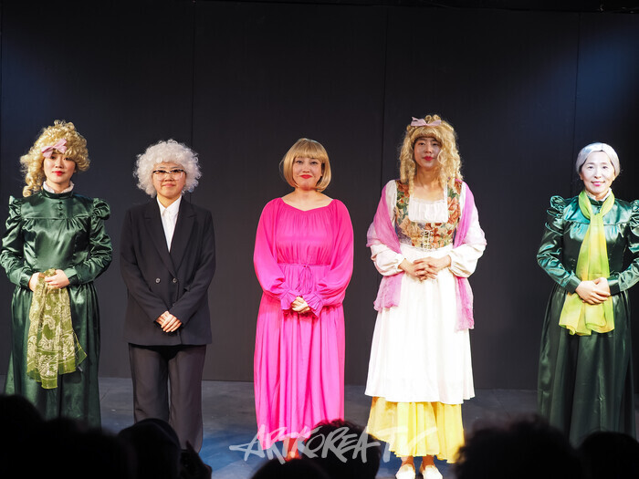 연극 '체홉 코메디'(사진 왼쪽부터 민사빈-박인옥-정연주-박소영-박하린) 2025.04.02 사진 ⓒ아트코리아방송 이용선 기자​