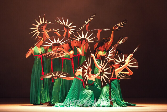 국립무용단 '미인' 프레스콜(부채춤) 2025.04.03 사진 ⓒ아트코리아방송 이용선 기자​