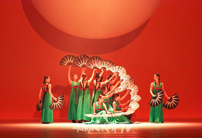 국립무용단 '미인' 프레스콜(부채춤) 2025.04.03 사진 ⓒ아트코리아방송 이용선 기자​