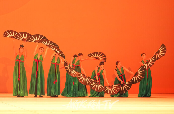 국립무용단 '미인' 프레스콜(부채춤) 2025.04.03 사진 ⓒ아트코리아방송 이용선 기자​