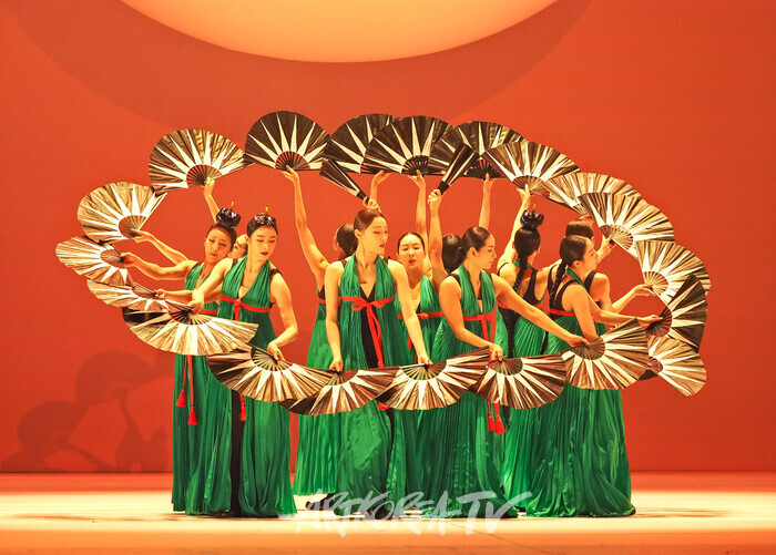 국립무용단 '미인' 프레스콜(부채춤) 2025.04.03 사진 ⓒ아트코리아방송 이용선 기자​