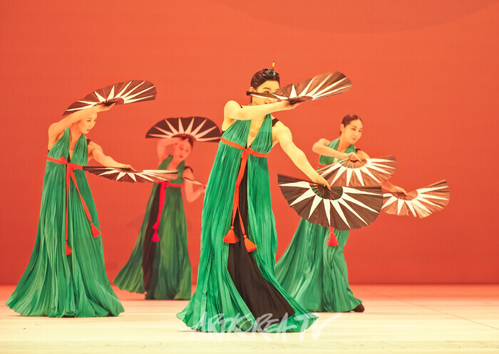 국립무용단 '미인' 프레스콜(부채춤) 2025.04.03 사진 ⓒ아트코리아방송 이용선 기자​