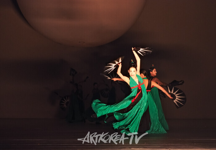 국립무용단 '미인' 프레스콜(부채춤) 2025.04.03 사진 ⓒ아트코리아방송 이용선 기자​