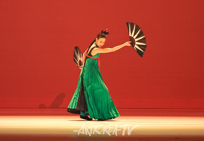 국립무용단 '미인' 프레스콜(부채춤) 2025.04.03 사진 ⓒ아트코리아방송 이용선 기자​