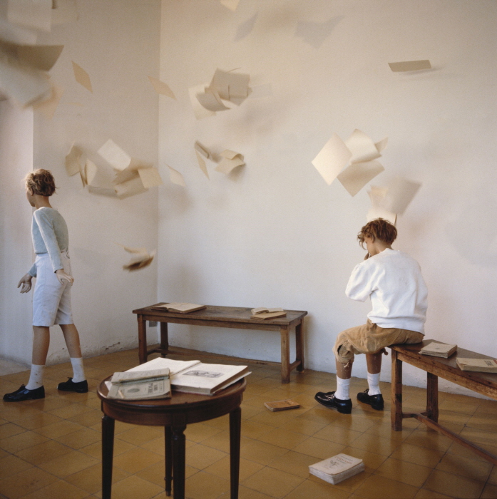 베르나르 포콩_ 날리는 종이들_LES PAPIERS QUI VOLENT_1980_파리 퐁피두 미술관 작품 소장_©Bernard Fauc~-사진 공근혜 갤러리