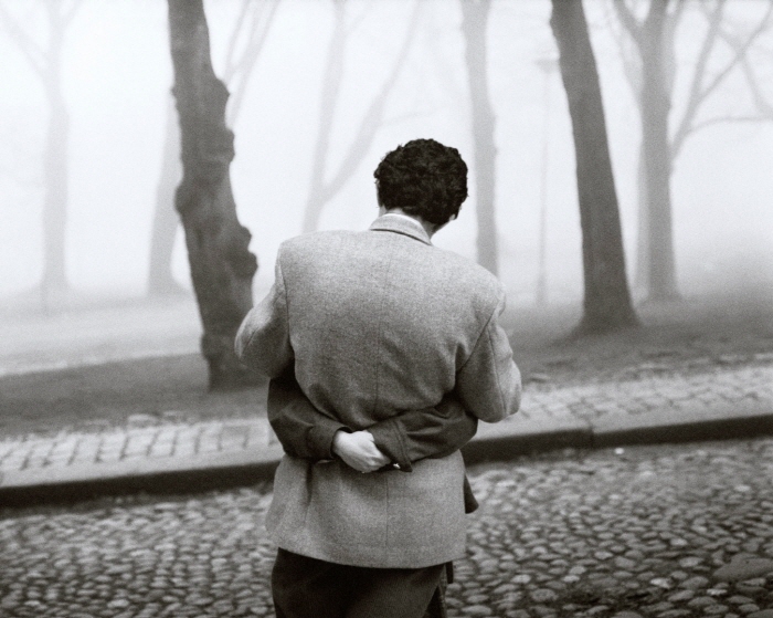 펜티 사말라티 Helsinki (Embrace), 1983© Pentti Sammallahti, 사진제공 공근혜갤러리_