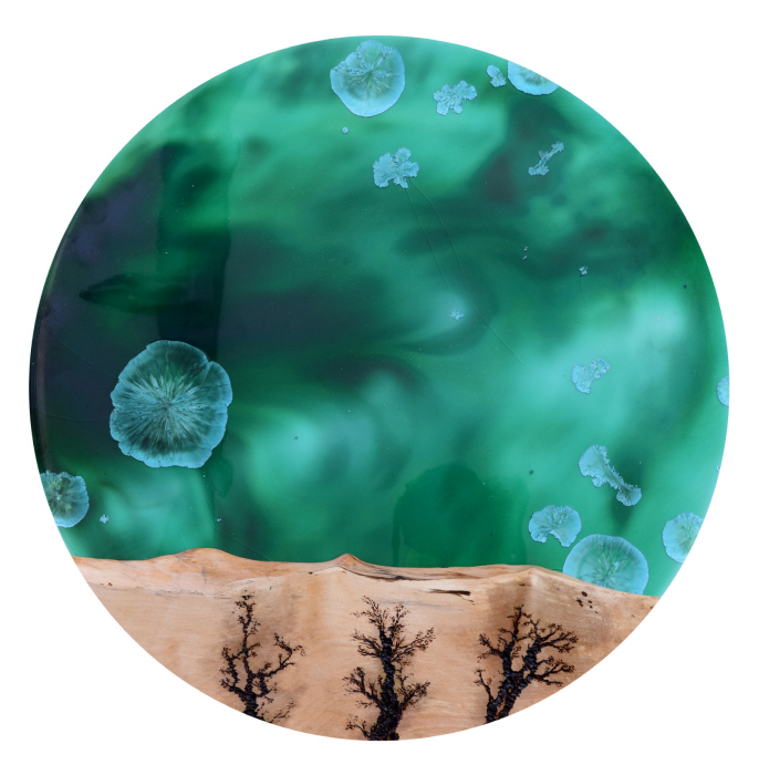 Aurora, 47×47cm, 세라믹 도판에 크리스탈 결정유와 나무, 2025-사진 쉐미미술관 제공