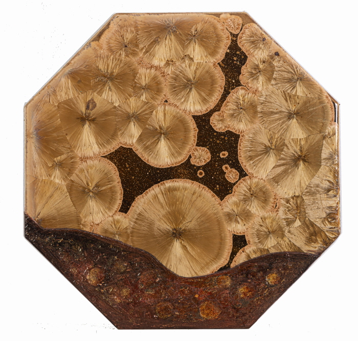 Interstellar, 39×39cm, 세라믹 도판에 크리스탈 결정유와 혼합재료, 2025-사진 쉐미미술관 제공