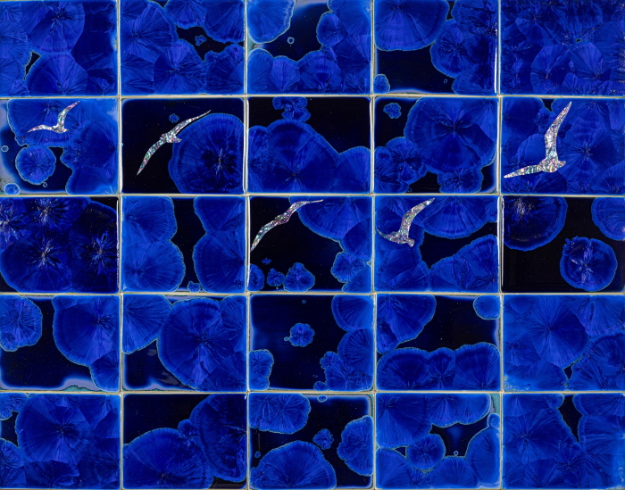 Memories, 55×70cm, 세라믹 도판에 크리스탈 결정유와 나전, 2025-사진 쉐미미술관 제공